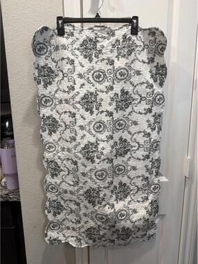 Reversible Scalloped Edge Quilted Throw Blanket